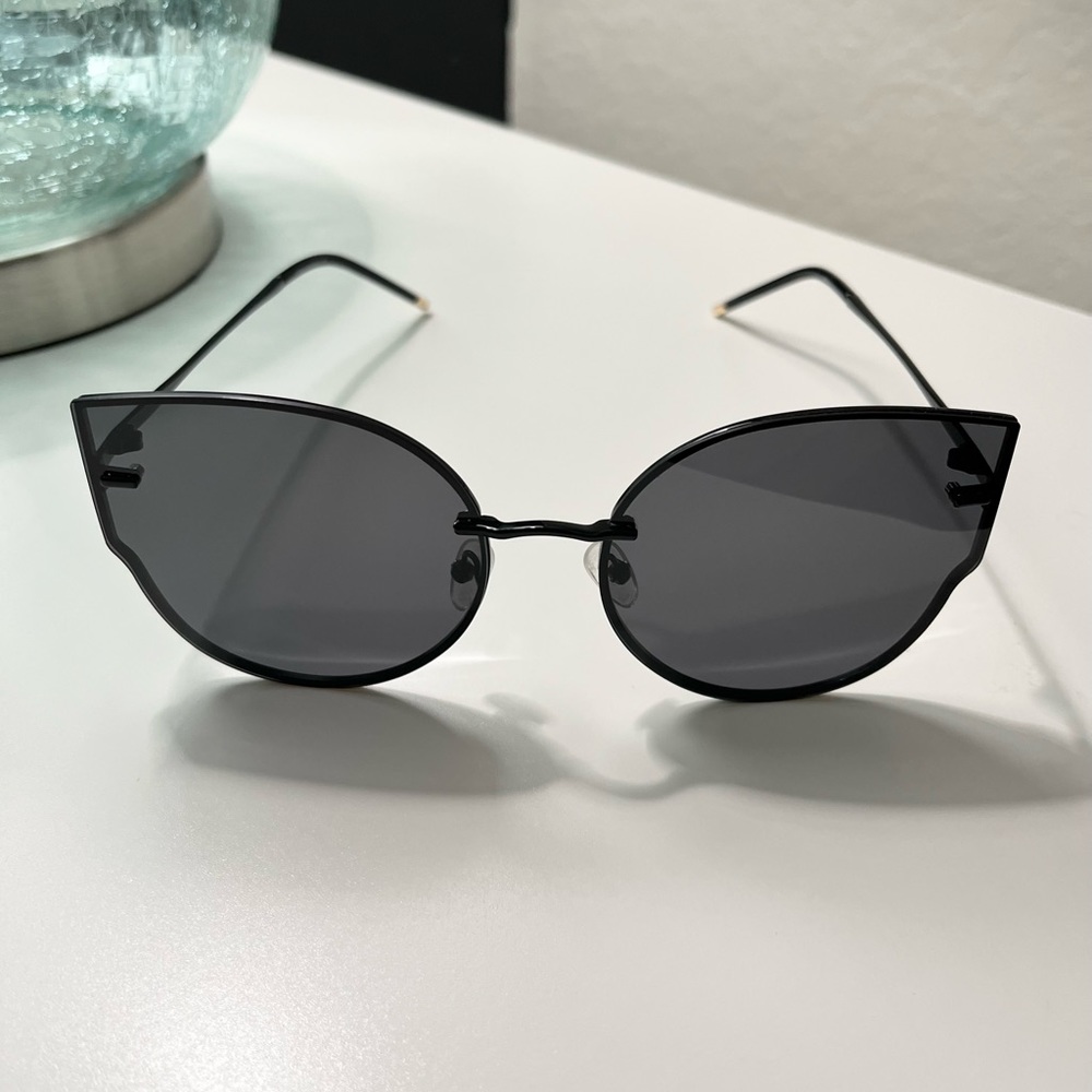 Women’s Fashion Oversized Sunglasses Black - Picture 4 of 8